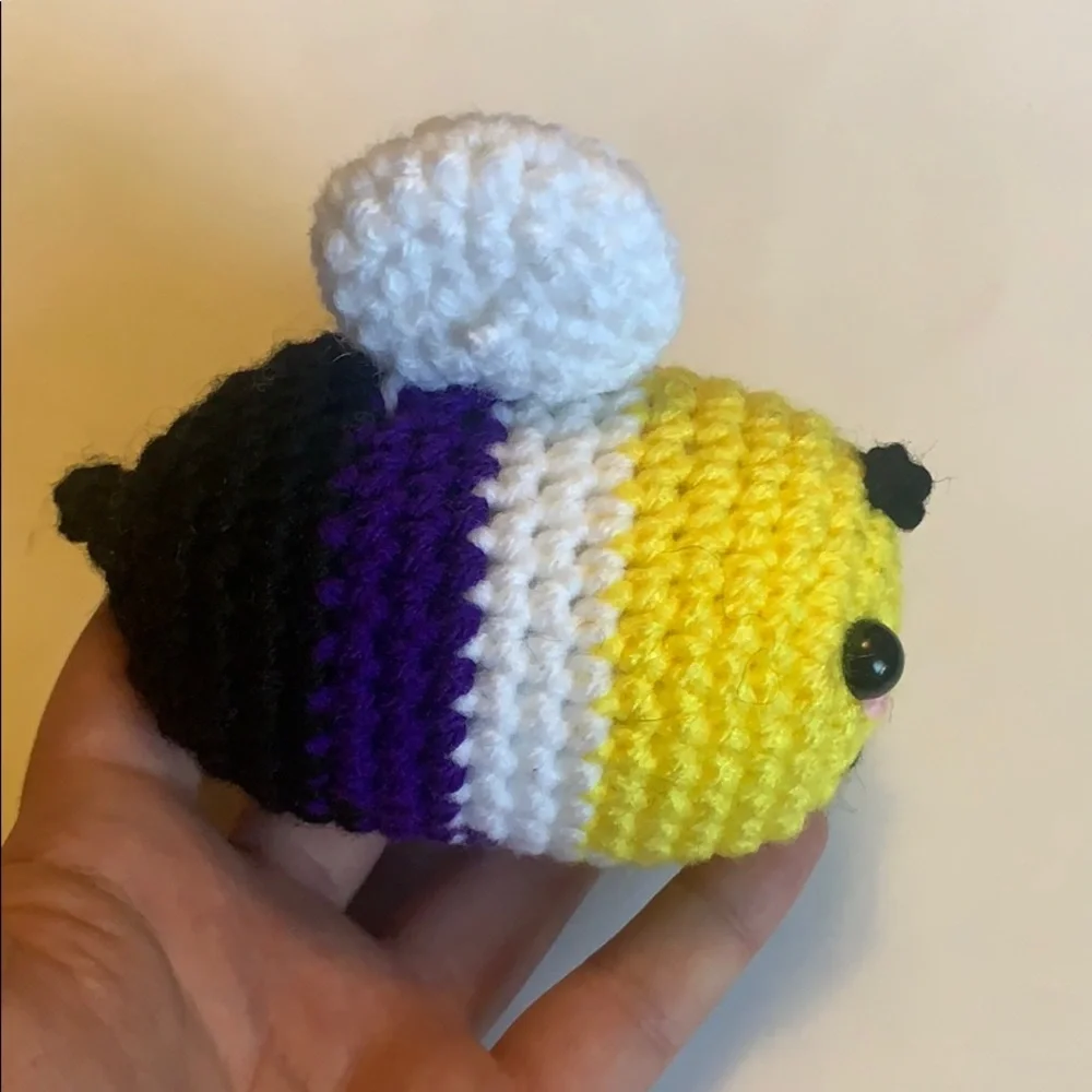 Made to order💖Non-binary pride bee plush crochet - Picture 3 of 8